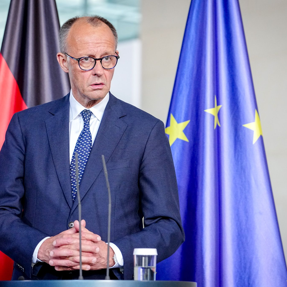 Bundeskanzler Merz kritisiert das Fernbleiben von Putin bei den Istanbuler Ukraine-Gesprächen.  - Foto: Kay Nietfeld/dpa