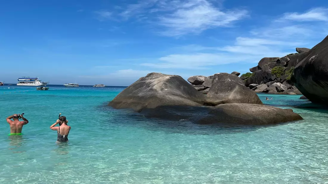 Die Similan Islands mit ihren Granitformationen sind bei Tagestouristen aus aller Welt beliebt - und dürfen sich jetzt wieder erholen. (Archivbild) - Bild: Carola Frentzen/dpa