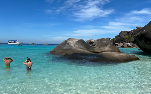 Die Similan Islands mit ihren Granitformationen sind bei Tagestouristen aus aller Welt beliebt - und dürfen sich jetzt wieder erholen. (Archivbild) - Foto: Carola Frentzen/dpa