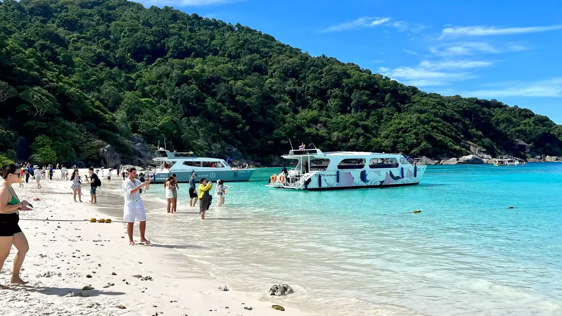 Zahlreiche Touristenboote steuern täglich die Similan Islands in der Andamanensee an. (Archivbild) - Bild: Carola Frentzen/dpa