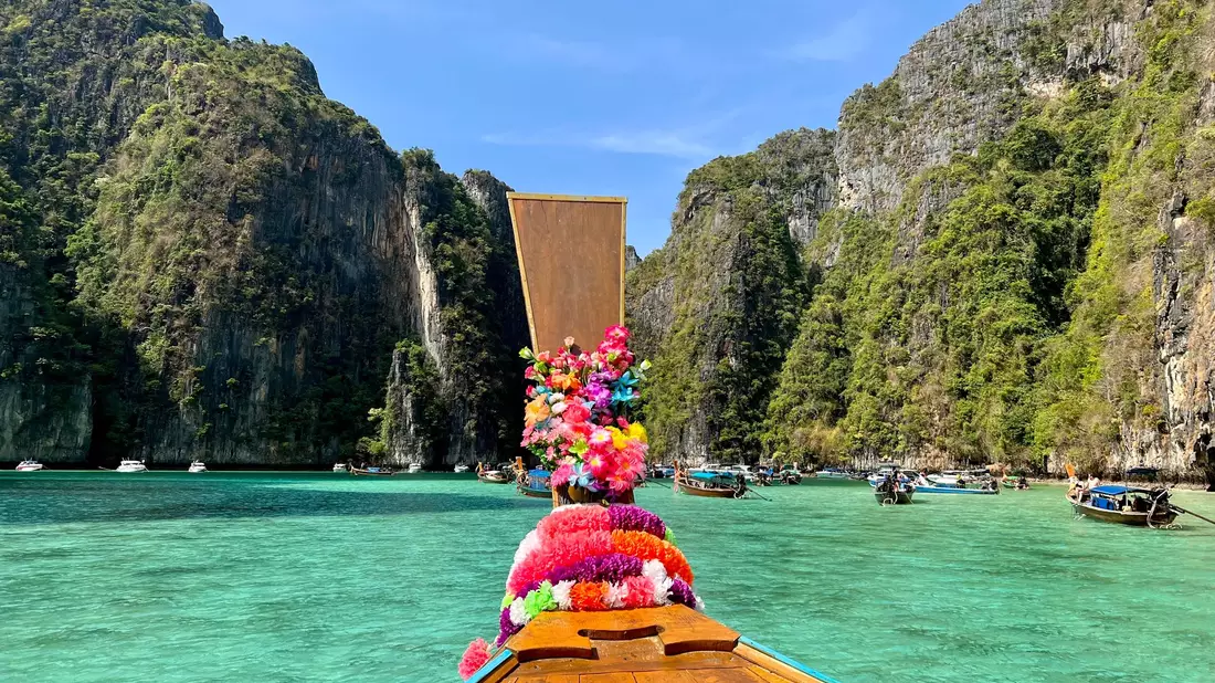 Die meisten Touristen besuchen die Phi Phi Islands mit solchen traditionellen Booten. (Archivbild) - Bild: Carola Frentzen/dpa