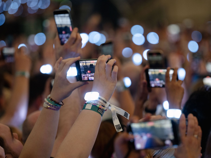In ein Meer aus Smartphone-Bildschirmen zu schauen, findet nicht jeder Künstler gut. (Symbolbild) - Foto: Marius Becker/dpa