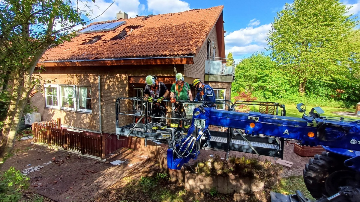 FW Horn-Bad Meinberg: Feuer greift auf Dachstuhl über und zerstört Wohngebäude - über 100 Einsatzkräfte mehrere Stunden im Einsatz - Foto: presseportal.de