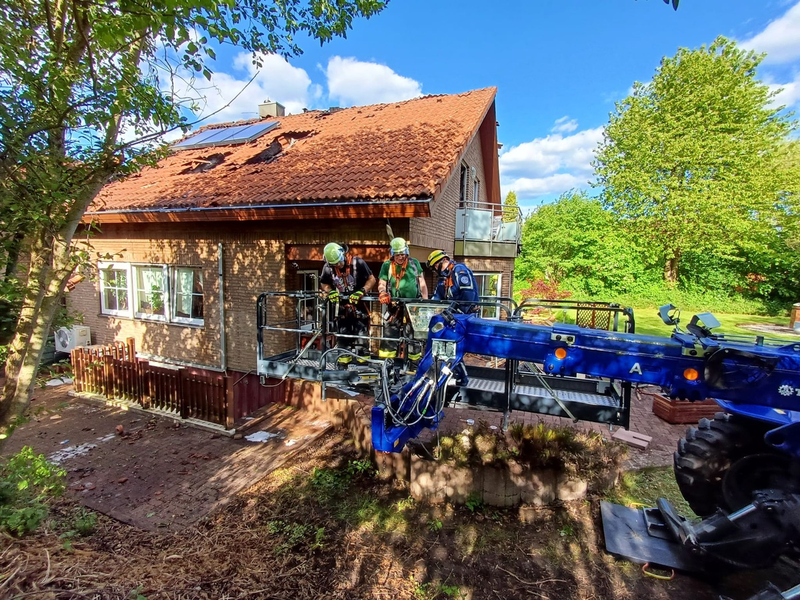 FW Horn-Bad Meinberg: Feuer greift auf Dachstuhl über und zerstört Wohngebäude - über 100 Einsatzkräfte mehrere Stunden im Einsatz - Foto: presseportal.de