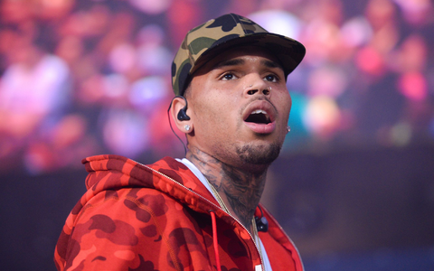 Chris Brown wurde wegen des Verdachts auf schwere Körperverletzung festgenommen, nun ist er auf Kaution freigekommen. (Archivbild) - Foto: Scott Roth/Invision/AP/dpa Chris Brown wurde wegen des Verdachts auf schwere Körperverletzung festgenommen, nun ist er auf Kaution freigekommen. (Archivbild) - Foto: Scott Roth/Invision/AP/dpa