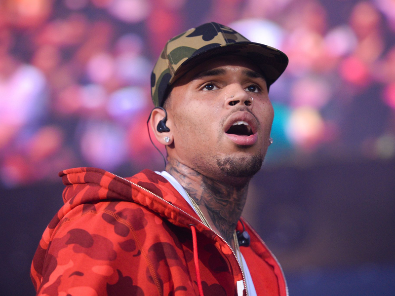Chris Brown wurde wegen des Verdachts auf schwere Körperverletzung festgenommen, nun ist er auf Kaution freigekommen. (Archivbild) - Foto: Scott Roth/Invision/AP/dpa