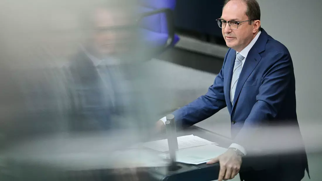 Clara Bünger (Linke) sprich von einer «Herrschaft des Unrechts» an den deutschen Grenzen. - Bild: Sebastian Christoph Gollnow/dpa