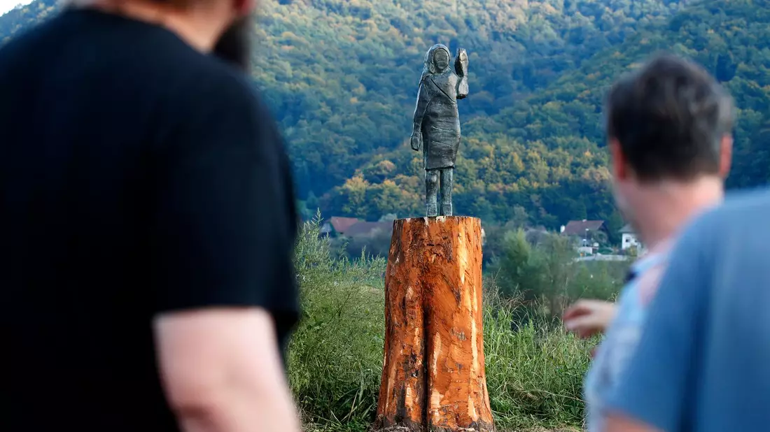 Die Bronze-Statue von US-First Lady Melania Trump in ihrer Heimat Slowenien ist gestohlen worden. (Archivbild) - Bild: Uncredited/AP/dpa