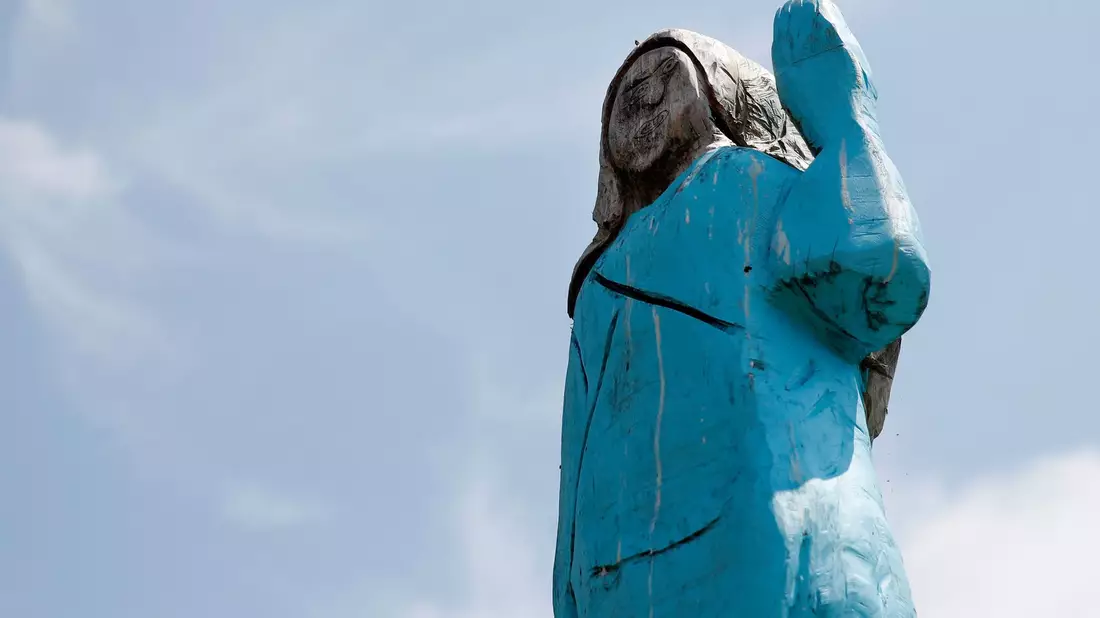 Eine Holz-Skulptur von Melania Trump in Slowenien war von Unbekannten verbrannt worden. (Archivbild) - Bild: Miro Majcen/AP/dpa