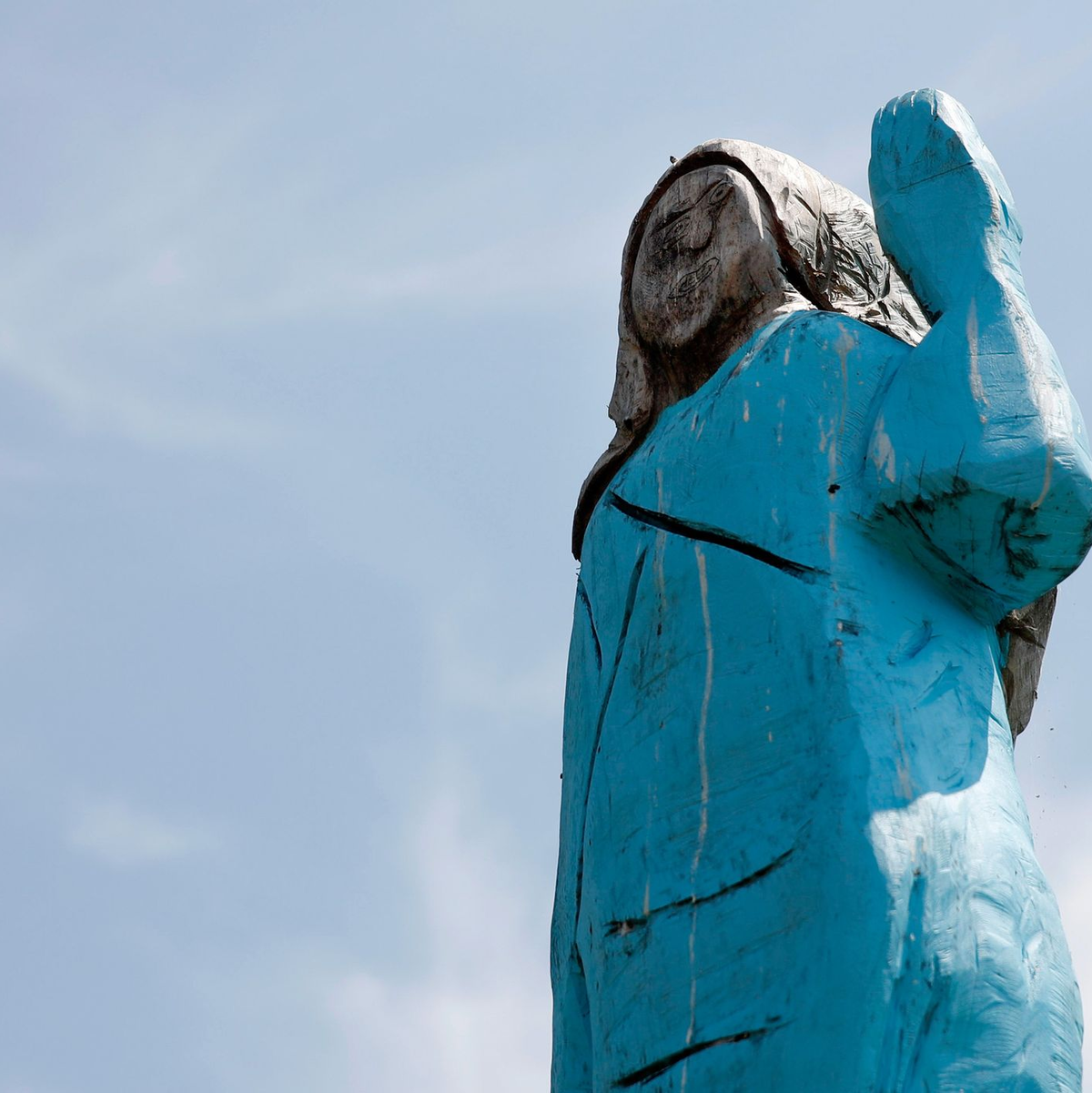 Eine Holz-Skulptur von Melania Trump in Slowenien war von Unbekannten verbrannt worden. (Archivbild) - Foto: Miro Majcen/AP/dpa
