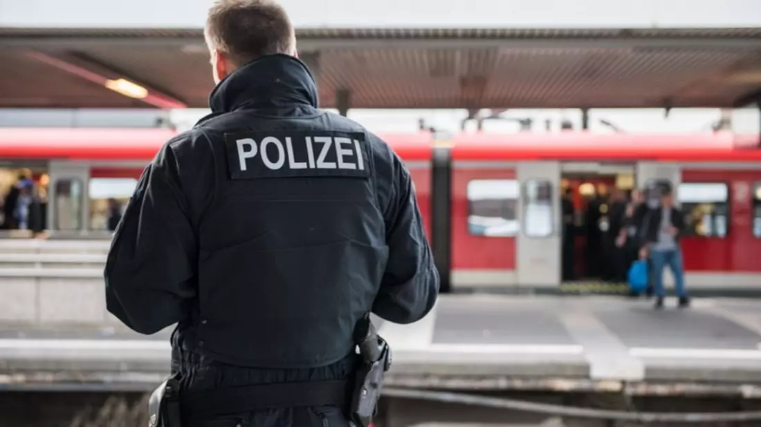 Bundespolizeidirektion München: Brennende Zigarette gegen den Hals gedrückt - Bild: presseportal.de