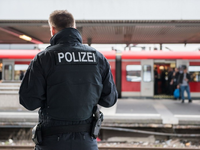 Bundespolizeidirektion München: Brennende Zigarette gegen den Hals gedrückt - Foto: presseportal.de