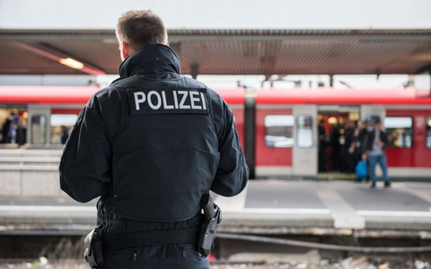 Bundespolizeidirektion München: Brennende Zigarette gegen den Hals gedrückt - Foto: presseportal.de