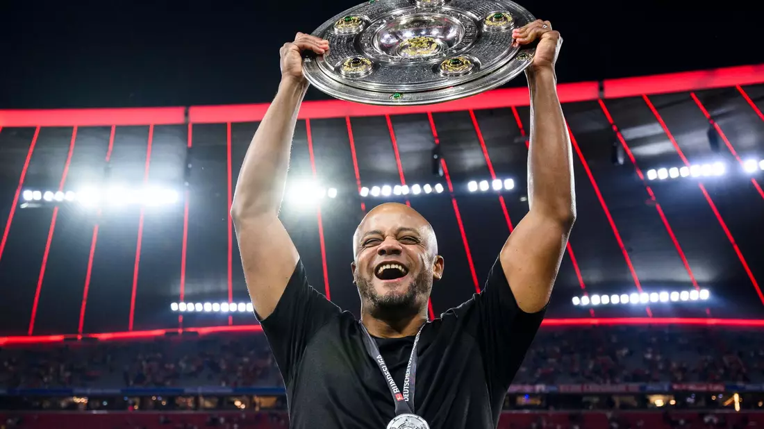 Bayern-Trainer Vincent Kompany mit der Meisterfeier nach dem Gladbach-Spiel. - Bild: Tom Weller/dpa