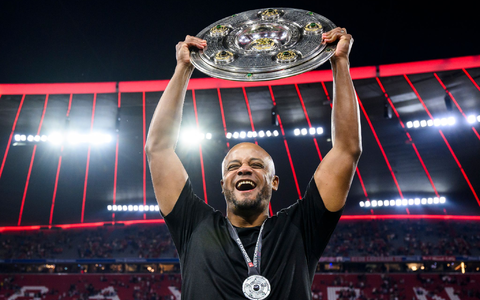 Bayern-Trainer Vincent Kompany mit der Meisterfeier nach dem Gladbach-Spiel. - Foto: Tom Weller/dpa