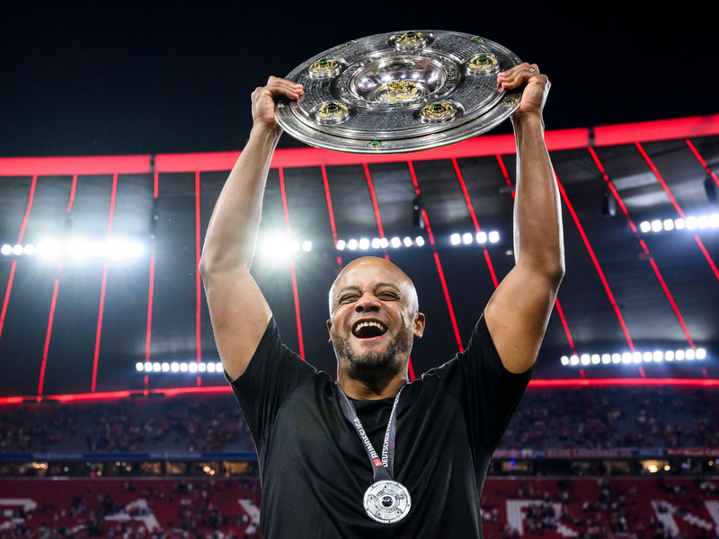 Bayern-Trainer Vincent Kompany mit der Meisterfeier nach dem Gladbach-Spiel. - Foto: Tom Weller/dpa