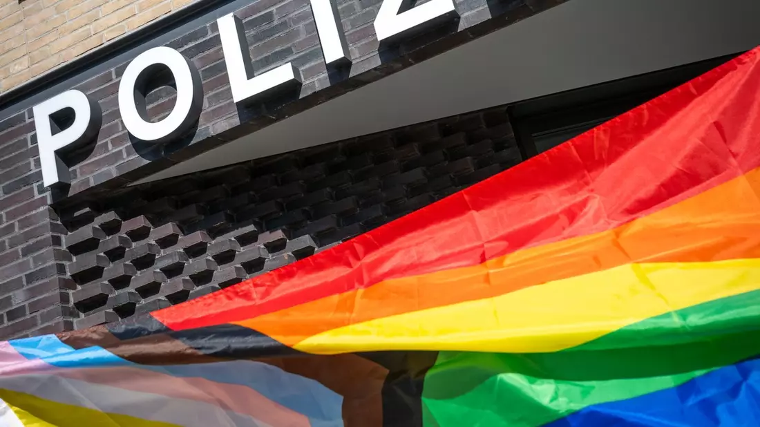 POL-SL: Polizei Saarland hisst Regenbogenflagge / Internationaler Tag gegen Homophobie am 17. Mai 2025 - Bild: presseportal.de