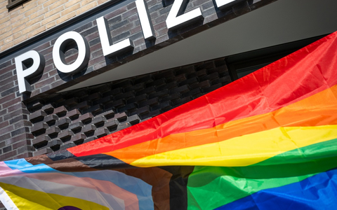 POL-SL: Polizei Saarland hisst Regenbogenflagge / Internationaler Tag gegen Homophobie am 17. Mai 2025 - Foto: presseportal.de