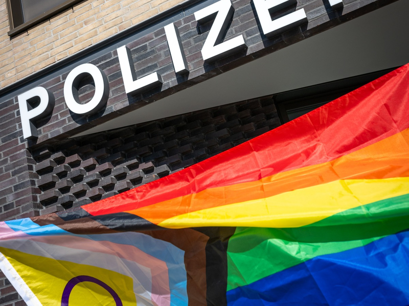 POL-SL: Polizei Saarland hisst Regenbogenflagge / Internationaler Tag gegen Homophobie am 17. Mai 2025 - Foto: presseportal.de
