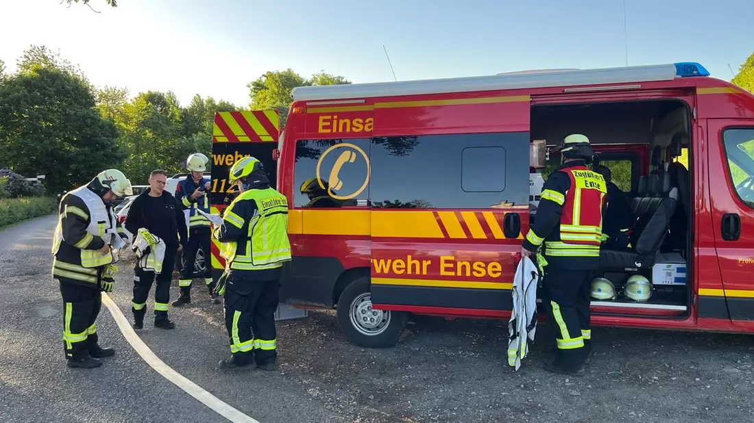 FW Ense: Zugübung des 1. und 3. Zuges - Einheiten üben die Zusammenarbeit auf Haus Füchten in Hünningen - Bild: presseportal.de