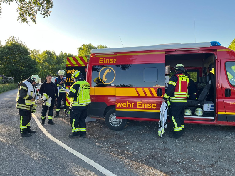 FW Ense: Zugübung des 1. und 3. Zuges - Einheiten üben die Zusammenarbeit auf Haus Füchten in Hünningen - Foto: presseportal.de