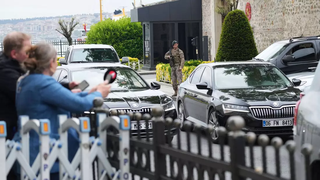 Noch warten die Journalisten vor dem Dolmabahce-Palast auf den Beginn der Verhandlungen zwischen Russen und Ukrainern. (Archivbild)  - Bild: Dilara Acikgoz/AP/dpa