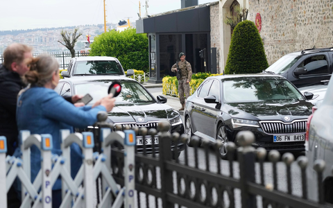 Noch warten die Journalisten vor dem Dolmabahce-Palast auf den Beginn der Verhandlungen zwischen Russen und Ukrainern. (Archivbild)  - Foto: Dilara Acikgoz/AP/dpa