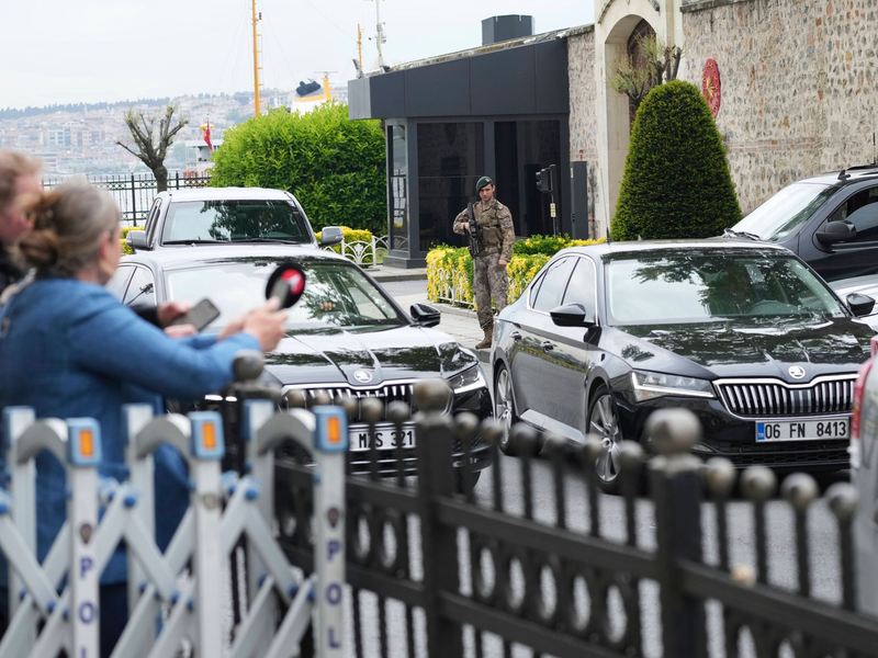 Noch warten die Journalisten vor dem Dolmabahce-Palast auf den Beginn der Verhandlungen zwischen Russen und Ukrainern. (Archivbild)  - Foto: Dilara Acikgoz/AP/dpa