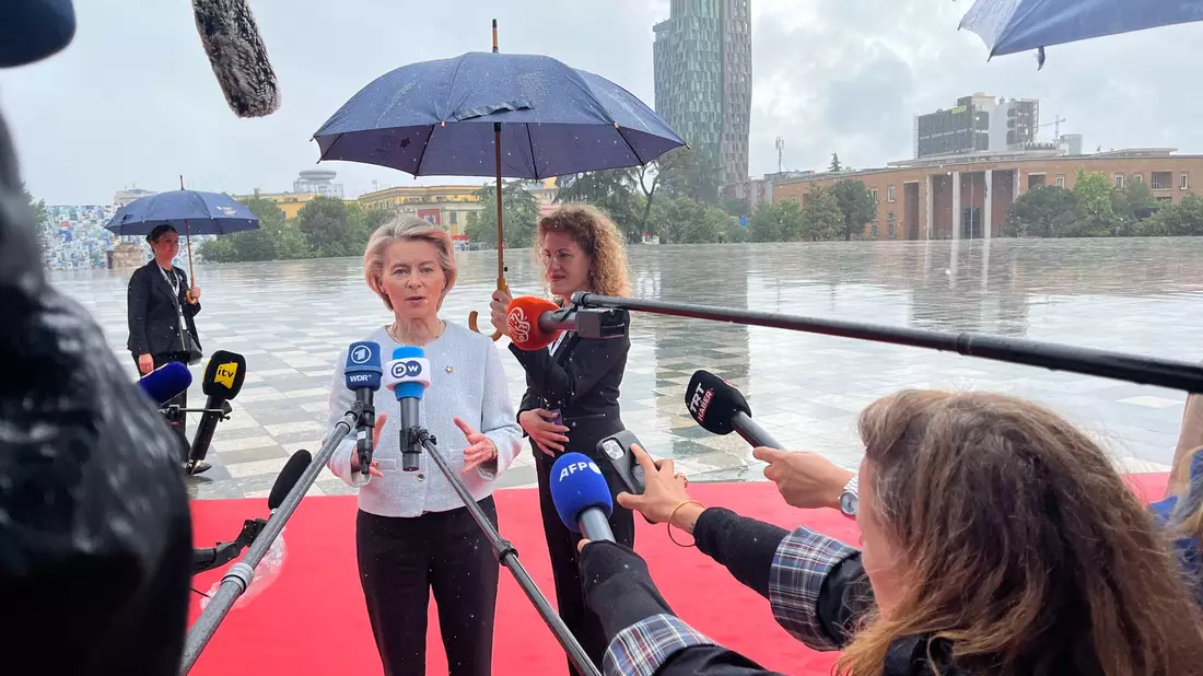 Bereitet einen Vorschlag für ein neues Sanktionspaket vor: EU-Kommissionspräsidentin Ursula von der Leyen. (Archivbild) - Bild: Katharina Redanz/dpa