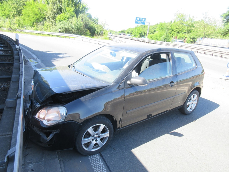 POL-DU: Untermeiderich/ Autobahn 59: Fahrer flüchtet, baut Unfall, flüchtet erneut und leistet Widerstand - Foto: presseportal.de