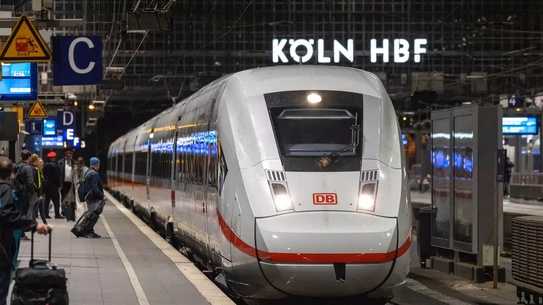 Die Deutsche Bahn war im April wieder besonders unpünktlich unterwegs. (Archivbild) - Bild: Thomas Banneyer/dpa