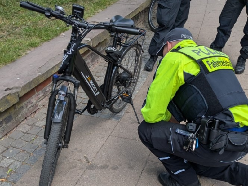 POL-LG: ++ Polizei kontrolliert motorisierte Fahrräder und Elektrokleinstfahrzeuge im Stadtgebiet ++ Mehrere Fahrräder sichergestellt ++ 37 Straftaten in wenigen Stunden registriert ++ - Foto: presseportal.de