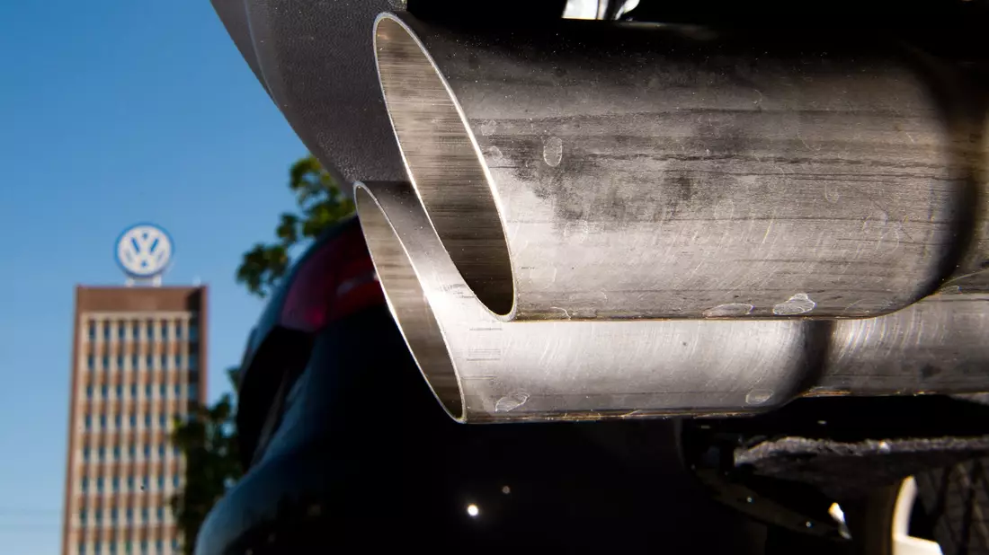 Die Länderchefs von Bayern und Niedersachsen fordern eine Lockerung des ab 2035 geplanten Verbots der Neuzulassung von Autos mit Verbrennungsmotor. (Symbolbild) - Bild: Julian Stratenschulte/dpa