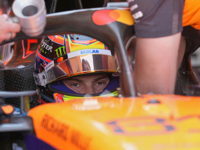 Schon wieder schnell in Imola: WM-Spitzenreiter Oscar Piastri. - Foto: Antonio Calanni/AP/dpa