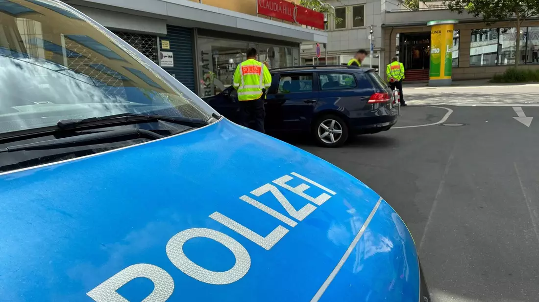 POL-KS: Nachtrag zur Meldung: Kontrollen der Polizei in der Woche der Verkehrssicherheit: Fahrer ohne Führerschein flüchtet zu Fuß - Bild: presseportal.de