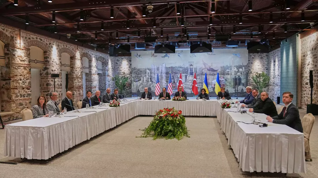Ukrainische und russische Vertreter haben sich im Istanbuler Dolmabahce-Palast getroffen. - Bild: Francisco Seco/AP Pool/AP/dpa