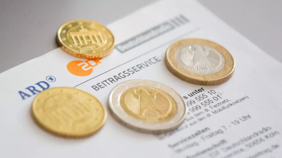 Es gibt Streit um die Höhe des Rundfunkbeitrags - Bild: Fernando Gutierrez-Juarez/dpa-Zentralbild/dpa-tmn