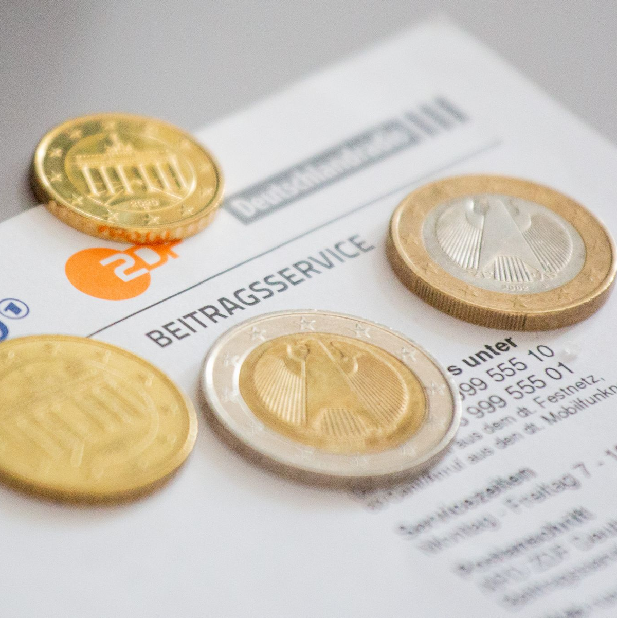 Es gibt Streit um die Höhe des Rundfunkbeitrags - Foto: Fernando Gutierrez-Juarez/dpa-Zentralbild/dpa-tmn