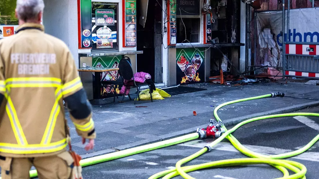 Zahlreiche Einsatzkräfte waren vor Ort. - Bild: Sina Schuldt/dpa