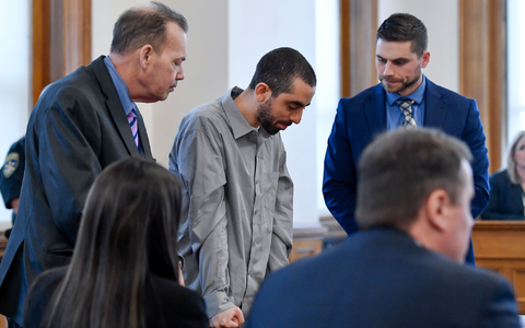 AttentÀter Hadi Matar wurde im Februar des versuchten Mordes schuldig gesprochen. (Archivbild) - Foto: Adrian Kraus/AP/dpa AttentÀter Hadi Matar wurde im Februar des versuchten Mordes schuldig gesprochen. (Archivbild) - Foto: Adrian Kraus/AP/dpa