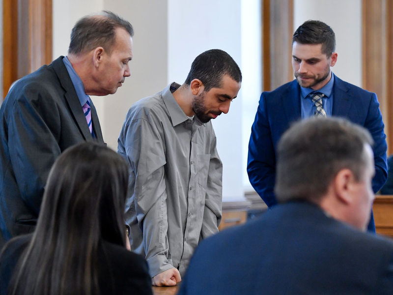 Der Attentäter (Mitte) wurde in New York zu 25 Jahren Haft verurteilt. (Archivbild) - Foto: Adrian Kraus/AP/dpa