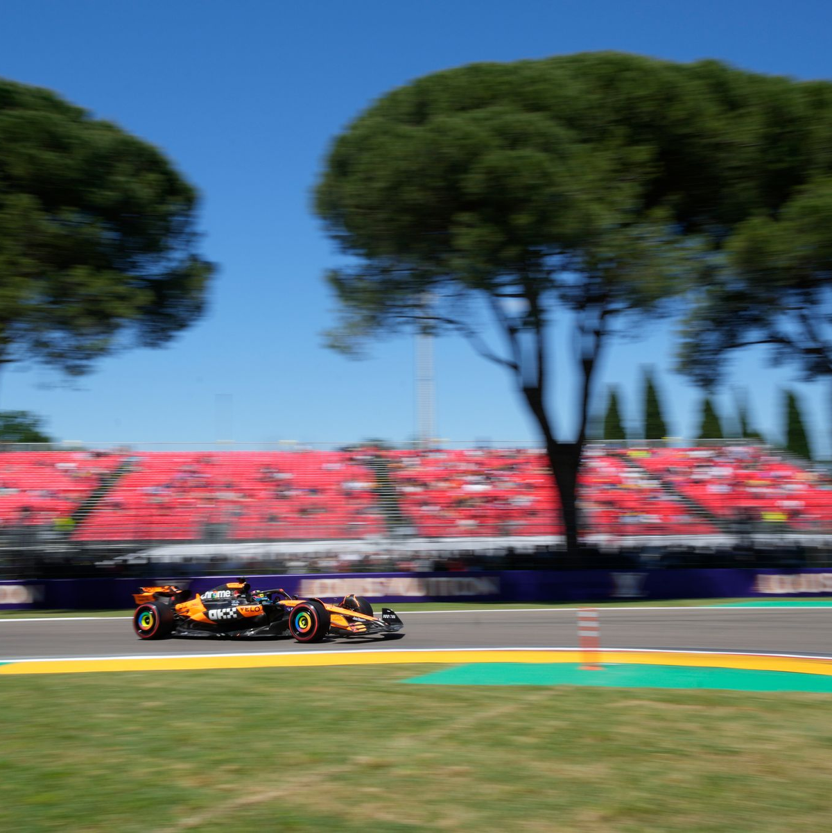WM-Spitzenreiter Oscar Piastri schnappte sich die Pole Position in Imola. - Foto: Luca Bruno/AP/dpa