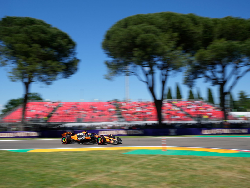 WM-Spitzenreiter Oscar Piastri schnappte sich die Pole Position in Imola. - Foto: Luca Bruno/AP/dpa