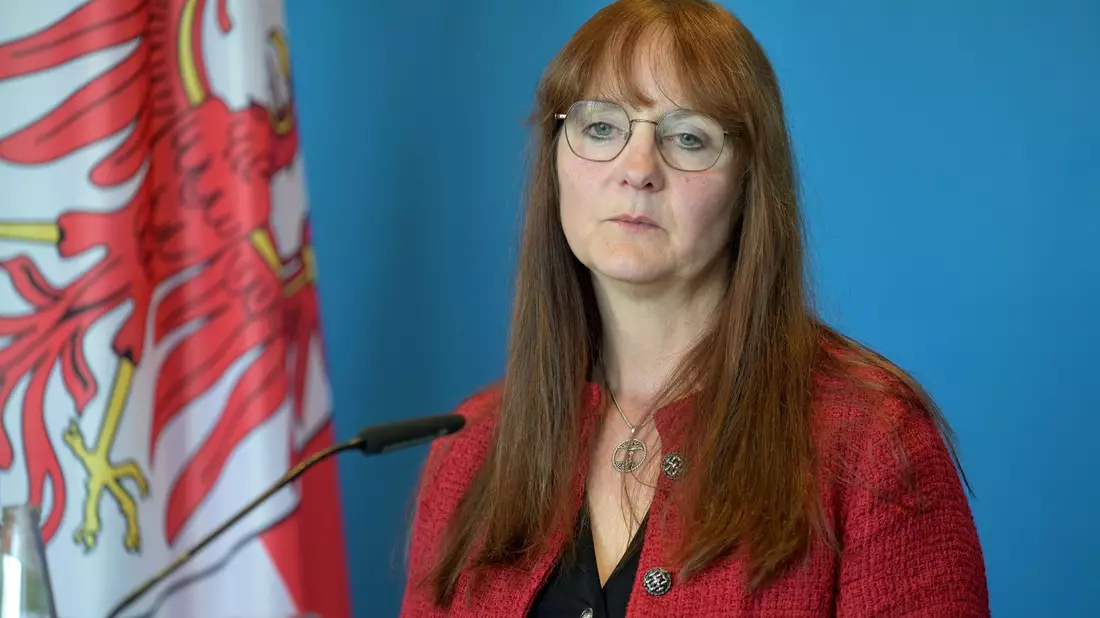 Sie hat ihren Rücktritt erklärt: Brandenburgs Innenminiserin Katrin Lange (SPD) bekommt aus den Händen von Ministerpräsident Dietmar Woidke die Entlassungsurkunde.  - Bild: Michael Bahlo/dpa