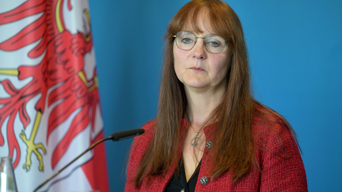 Sie hat ihren Rücktritt erklärt: Brandenburgs Innenminiserin Katrin Lange (SPD) bekommt aus den Händen von Ministerpräsident Dietmar Woidke die Entlassungsurkunde.  - Foto: Michael Bahlo/dpa