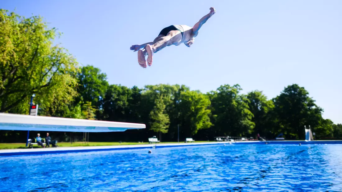 Der Besuch im Freibad könnte für viele teurer werden. (Archivbild)  - Bild: Julian Stratenschulte/dpa