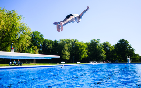 Der Besuch im Freibad könnte für viele teurer werden. (Archivbild)  - Foto: Julian Stratenschulte/dpa