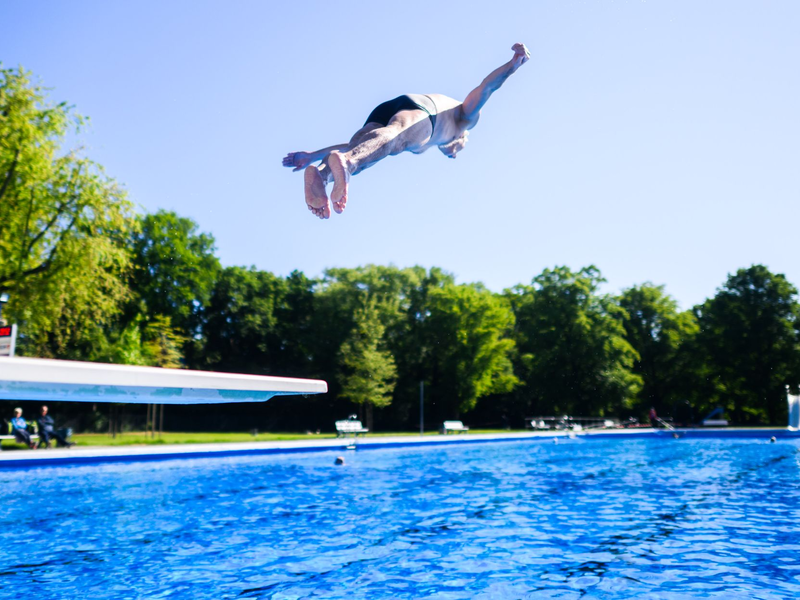 Viele Hallen- und Freibäder suchen noch nach Personal. (Archivfoto) - Foto: Julian Stratenschulte/dpa