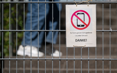  Grundsätzlich ist der Umgang mit Mobiltelefonen in Schulen Sache der Länder. (Symbolbild) - Foto: Marijan Murat/dpa