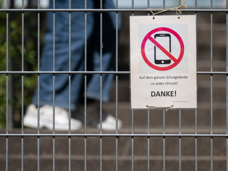  Grundsätzlich ist der Umgang mit Mobiltelefonen in Schulen Sache der Länder. (Symbolbild) - Foto: Marijan Murat/dpa